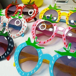 Kinder-Erdbeer-Sonnenbrille in vielen Farben für Party-Mode-Trends 2025