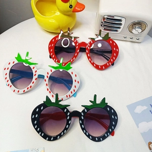 Kinder Sonnenbrille im Erdbeer Design in Rot Weiß Schwarz mit süßem Blatt Dekor Rahmen