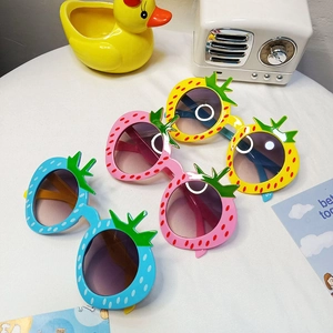 Süße Kinder-Sonnenbrille in Erdbeerform in verschiedenen Farben mit Blattdekor