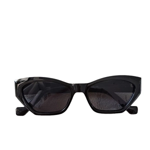 Retro black geometric cat-eye sunglasses with glossy finish and dark lenses