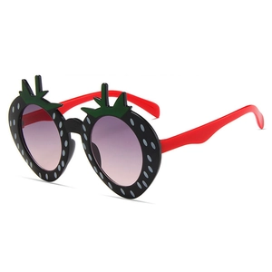 Süße Kinder-Sonnenbrille in Erdbeerform mit roten Rahmen und lila Gläsern für Partyspaß