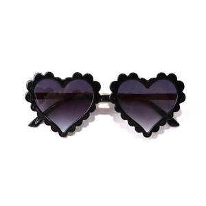Lunettes de soleil cœur pour enfants monture noire ondulée et verres dégradés violets