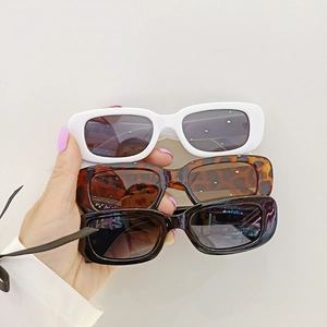 Lunettes de soleil rétro pour enfants avec monture rectangulaire en blanc et écaille