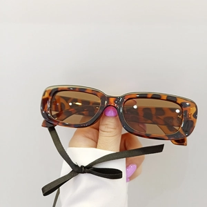 Lunettes de soleil vintage pour enfants avec monture léopard carrée et verres marron foncé
