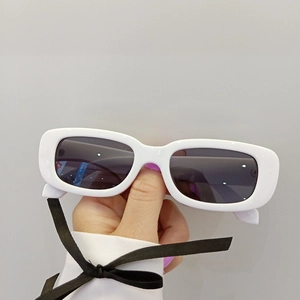 Détail de lunettes de soleil blanches pour enfants à monture épaisse et verres foncés