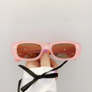 Détail des lunettes de soleil carrées rétro roses pour enfants avec verres anti-UV