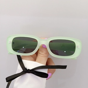 Lunettes de soleil rétro carrées pour enfants en vert gelée avec monture mate et verres foncés