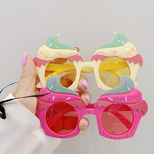 Occhiali da sole divertenti a forma di cupcake per feste di bambini in giallo e rosa