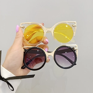 Fashionable cat-eye sunglasses for women with metal frames and bow details