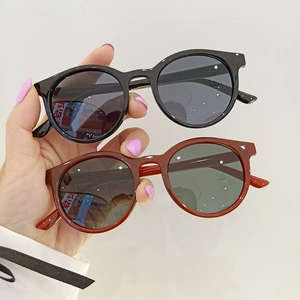 Modische runde Kinder-Sonnenbrille in Geleefarben, Schwarz und Retro-Rotbraun