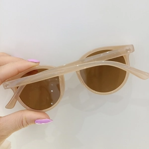 Detailansicht der runden Kinder-Sonnenbrille mit champagnerfarbenem Harzgestell