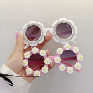 Cute flower-shaped kids sunglasses with rhinestones and daisies for girls aged 2-6