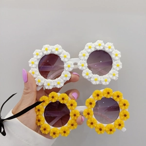 Kids cute daisy shaped sunglasses with UV protection in white and yellow frames