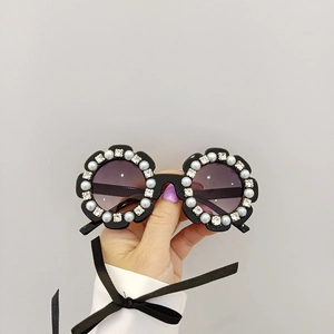Détail de lunettes de soleil fleurs pour enfants avec perles blanches et strass brillants
