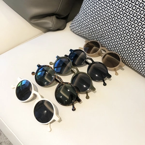 Retro round frame sunglasses for men and women available in five trendy colors