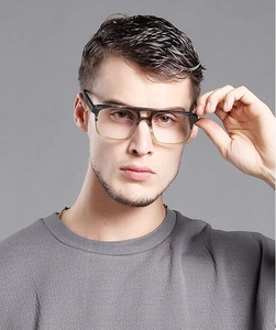 Detailansicht der Retro-Quadratbrille mit Doppelsteg und Verlaufsrahmen an einem Model