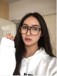 Detailansicht der quadratischen Blaulichtfilter-Brille in Schildpatt auf einem Model