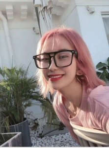 Schwarze Retro-Brille mit Doppelsteg und quadratischem Rahmen, getragen von einem Modell