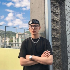 Detail einer Retro-Brille mit Doppelsteg und Blaulichtfilter im modernen Streetstyle