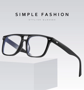 Nahaufnahme der stylischen schwarzen Brille mit Doppelsteg und silbernen Metalldetails