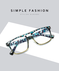 Detailaufnahme einer Vintage-Quadratbrille mit Doppelsteg und einzigartigem Camouflage-Muster