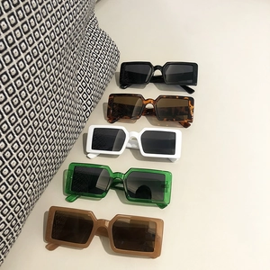 Détail de cinq lunettes de soleil rectangulaires aux couleurs de bonbons tendance