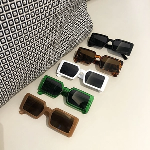 Lunettes de soleil carrées rétro en noir, écaille, blanc, vert et couleurs moka