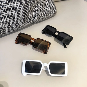 Lunettes de soleil rétro carrées pour femmes avec montures épaisses en trois couleurs