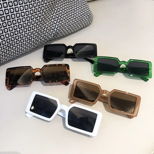 Lot de lunettes de soleil carrées rétro aux couleurs acidulées tendance en cinq teintes