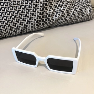 Détail de lunettes de soleil rectangulaires blanches tendance avec verres foncés
