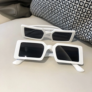 Détails de lunettes de soleil rétro à monture carrée blanche avec verres foncés