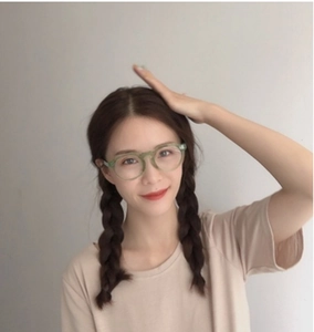 Femme asiatique portant des lunettes rondes vertes anti-lumière bleue pour ordinateur