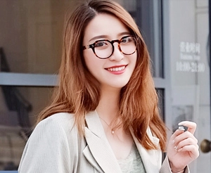 Détails de lunettes rondes léopard sur modèle avec plaquettes de nez en métal chic