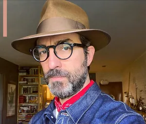 Gros plan sur les lunettes rondes anti-lumière bleue portées avec une veste en jean
