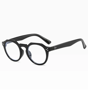Détail de lunettes noires rondes avec rivets triples argentés et finition polie