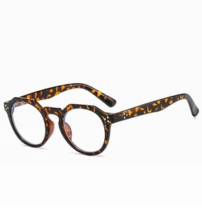 Détail de lunettes rondes en écaille avec trois rivets métalliques sur le coin du cadre