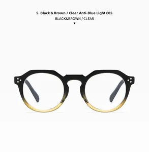 Détail d'une monture de lunettes ronde dégradé noir et marron avec rivets décoratifs