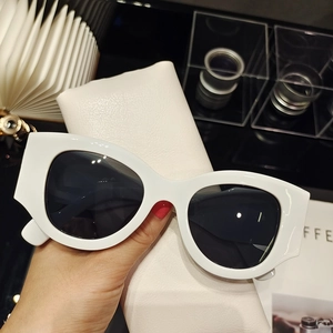 Cat Eye Sunglasses With Pouch Retro Wide Thick Frame UV400 Protection Plastic Fashion Travel Eyewear For Women Men