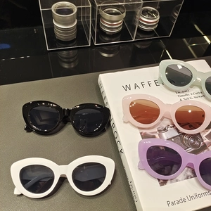 Mise à plat de lunettes de soleil œil de chat en noir blanc rose et vert tendance