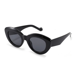 Lunettes de soleil œil-de-chat noires tendance avec monture épaisse et verres gris foncé