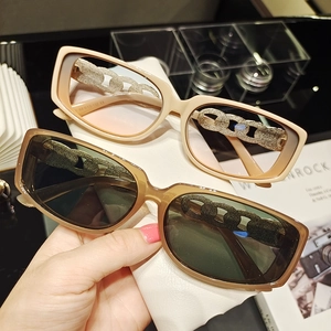Lunettes de soleil rectangulaires avec détails de chaîne en métal et monture œil de chat