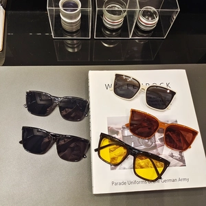 Retro square sunglasses for men and women with UV protection in five stylish colors