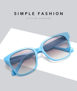 Vue détaillée de la monture carrée bleu clair et verres dégradés violets sur lunettes tendance