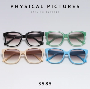 Vue détaillée de lunettes de soleil carrées surdimensionnées en quatre coloris translucides