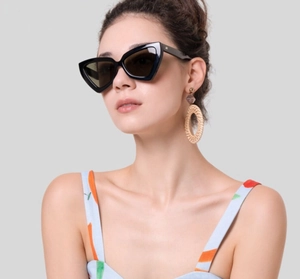 Lunettes de soleil œil de chat noires classiques avec monture épaisse sur modèle