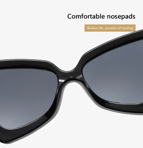 Gros plan des plaquettes de nez confortables sur lunettes de soleil œil-de-chat noires