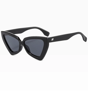 Détail de lunettes de soleil œil de chat noires avec logo métallique à trois barres