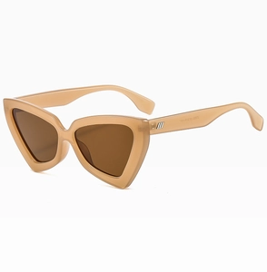 Détail de lunettes de soleil œil-de-chat champagne avec spécifications de taille internes