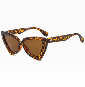 Détail de lunettes de soleil œil-de-chat vintage avec monture en écaille de tortue