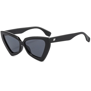 Lunettes de soleil chat triangulaires vintage avec monture noire et verres gris de profil